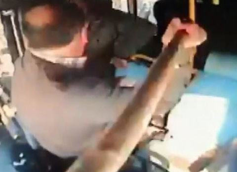Dava avtobusu qaydasız döyüş meydanına çevirdi – VİDEO