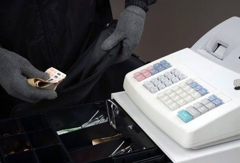 Satıcını girov götürüb kassanı soydu