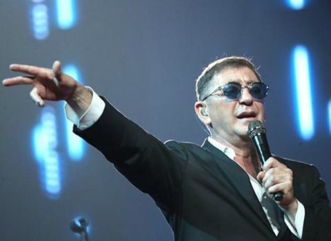Tanınmış müğənni səs bağlarında üçüncü əməliyyatı keçirdi