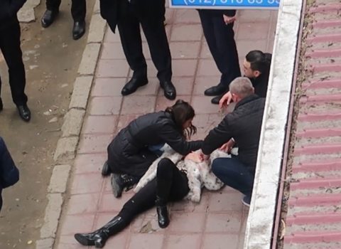 Azərbaycanda sabiq məmurun oğlu arvadını belə bıçaqladı – VİDEO