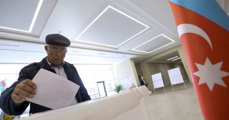 Bir qrup namizəd MSK-nın önündə aksiya keçirdi – Pənahov polisə müraciət etdi Bir qrup namizəd MSK-nın önündə aksiya keçirdi – Pənahov polisə müraciət etdi