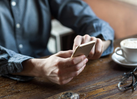Nazir 16 yaşlı oğlana sms yazdı, işdən çıxarıldı