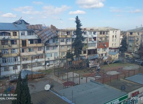 Xaçmazda güclü külək binaların damını uçurdu – FOTO