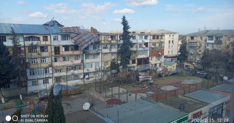 Xaçmazda güclü külək binaların damını uçurdu – FOTO Xaçmazda güclü külək binaların damını uçurdu – FOTO