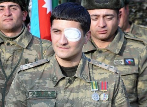 Kamil Musəvinin yeni OBRAZI – Laqeyd döyüşçü özünü seçicilərə necə sırıyır?
