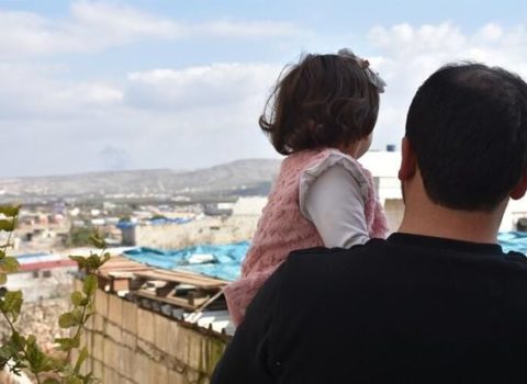 Müharibəni qızına oyun kimi göstərən ata: körpə qız hər partlayış səsinə gülür- VİDEO