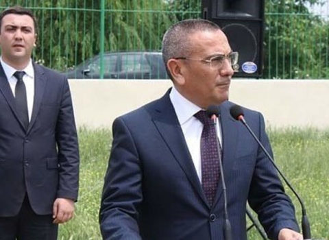 Şəmkirin icra başçısından şikayət var: “Özümü qatarın altına atacağam”