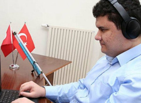 Görmə məhdudiyyətli türk tələbə feysbukda işə başladı