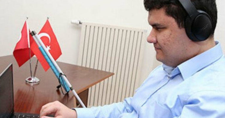 Görmə məhdudiyyətli türk tələbə feysbukda işə başladı Görmə məhdudiyyətli türk tələbə feysbukda işə başladı