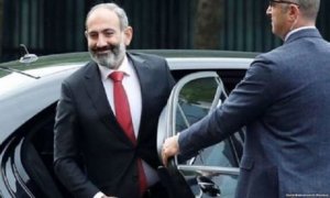 Paşinyan: “Əgər biz satqınıqsa, onda bu insanlar burda neynir?”