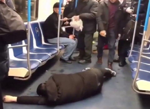 Koronavirusla bağlı metroda zarafat etdi, aləm bir-birinə dəydi – VİDEO