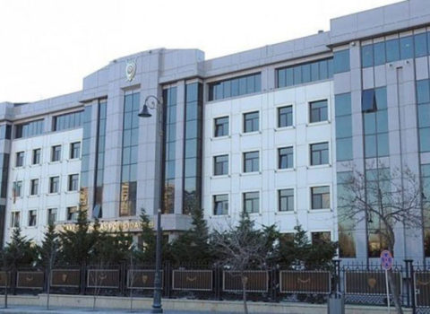 Bakıda etiraz edən qadını polis idarəsinin rəhbərliyi qəbul etdi