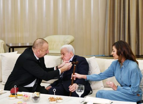 Prezident Əlibaba Məmmədova “Şərəf” ordenini təqdim etdi – FOTO