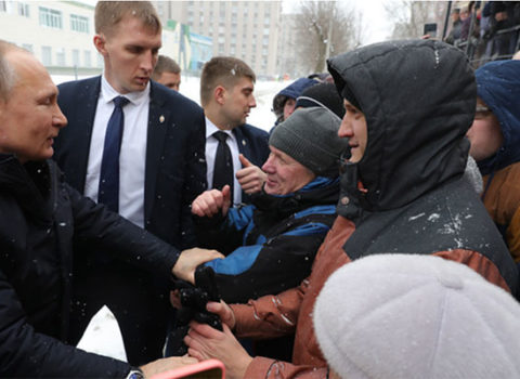 Putin soyuqda üşüyən insanlara görə kortejini saxlatdırdı – Video