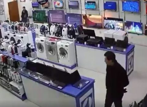 Bakıda oğurluq anbaan belə görüntüləndi – VİDEO