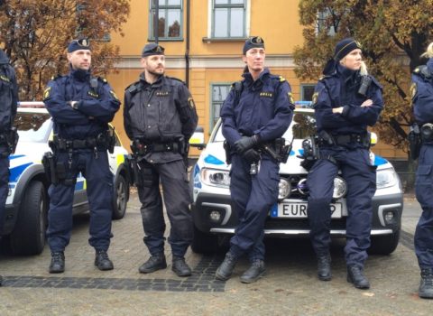 Bu ölkədə marketdə tualet kağızlarını polislər qoruyur