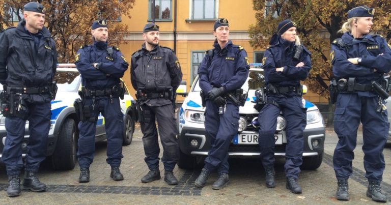 Bu ölkədə marketdə tualet kağızlarını polislər qoruyur Bu ölkədə marketdə tualet kağızlarını polislər qoruyur