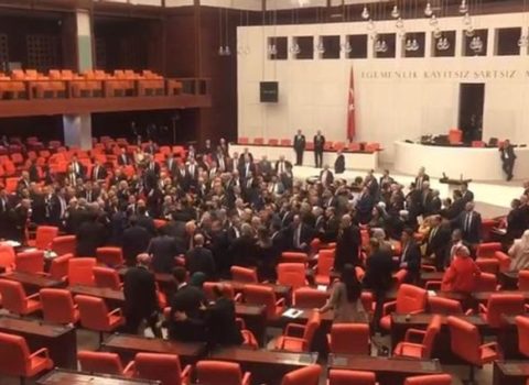 Parlamentdə deputatlar əlbəyaxa oldu