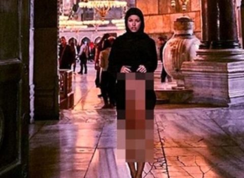 Polis məşhur manikeni çılpaq şəkillərinə görə saxladı – FOTO