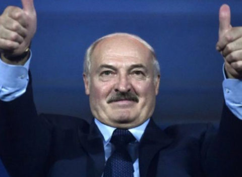 Lukaşenko: “Kovid-19-u vodka və sauna ilə dəf edəcəyik”