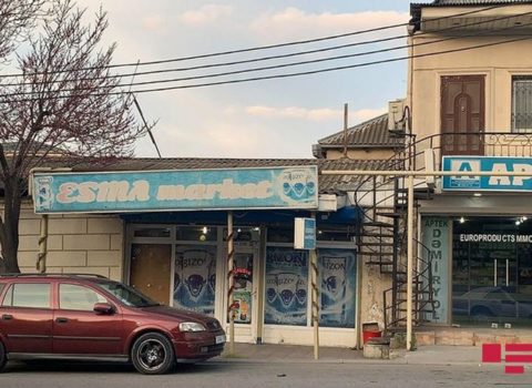 Bakıda kişi qadın paltarında mağazadan oğurluq etmək istədi – VİDEO