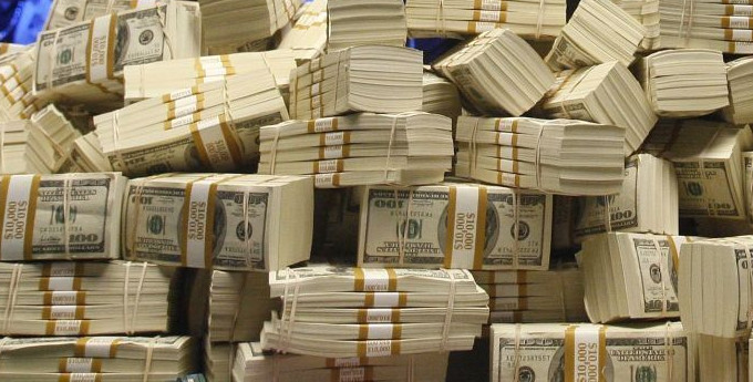 Ruslar milyardlarını banklardan çıxarır Ruslar milyardlarını banklardan çıxarır
