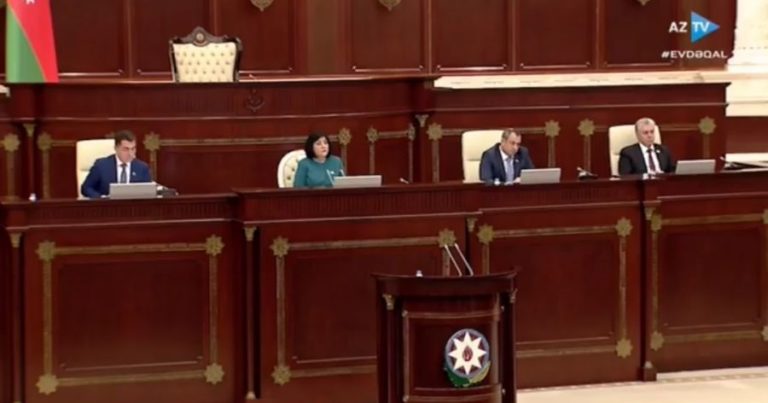 Deputat mikrofonu xarab etdi – Spiker danladı Deputat mikrofonu xarab etdi – Spiker danladı