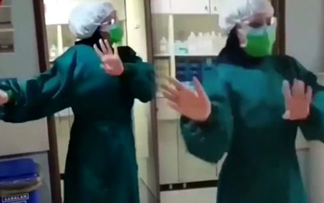 Xəstəxana işçiləri koronavirusa belə “meydan oxudu” – Video Xəstəxana işçiləri koronavirusa belə “meydan oxudu” – Video