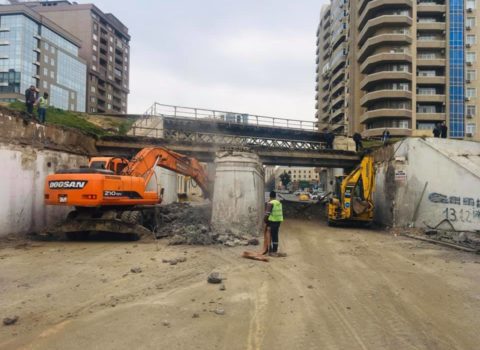 Bakıda dəmir yolu körpüsü sökülür