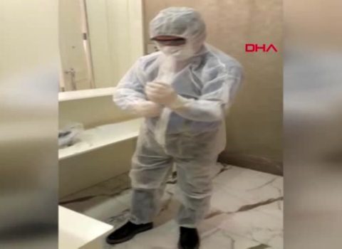 Dostunun nişanına xüsusi geyim və maskada gəldi – FOTO
