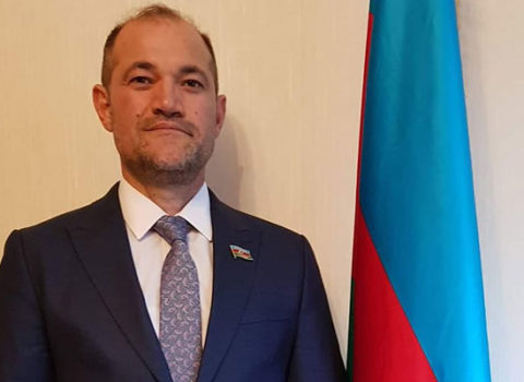 Yeni seçilən deputatlara döş nişanları verildi