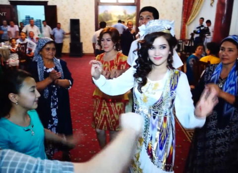 Koronavirus epidemiyasına baxmayaraq bu ölkədə toy məclisləri davam edir
