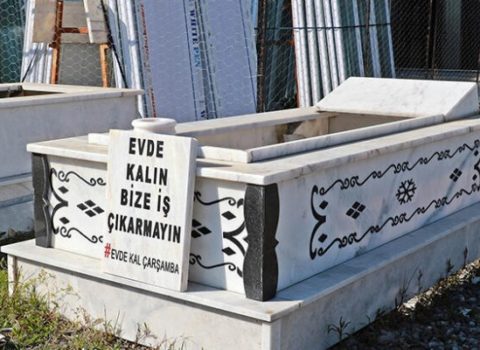 Məzar daşı üzərində qeyd: Evdə qalın, bizə iş çıxarmayın! – VİDEO