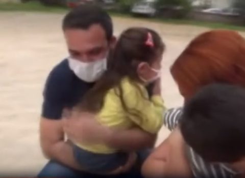 Həkim valideynlər 1 ay sonra ÖVLADLARINA BELƏ QOVUŞDULAR – VİDEO