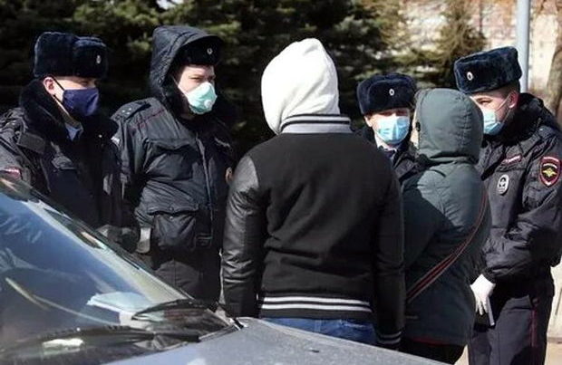 Ana karantin qaydalarını pozan oğlunu polisə təslim etdi Ana karantin qaydalarını pozan oğlunu polisə təslim etdi