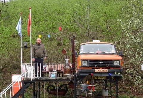Uşaqlarını koronavirusdan qorumaq üçün mikroavtobusda yaşayır – FOTO
