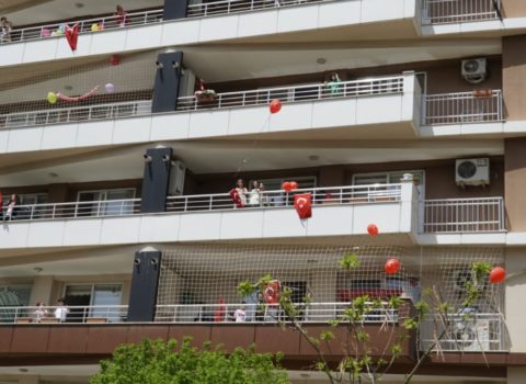 Türkiyədə insanlar eyvanlara axışdı