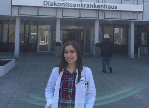 “Öz ayağı ilə gələn xəstə az sonra süni nəfəs aparatına qoşulur” – Almaniyadakı Azərbaycanlı həkim