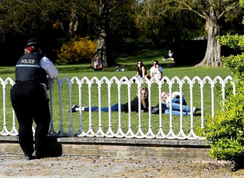 Britaniyada koronavirus qadağalarına əməl olunmur – Əhali parklarda və çimərliklərdə