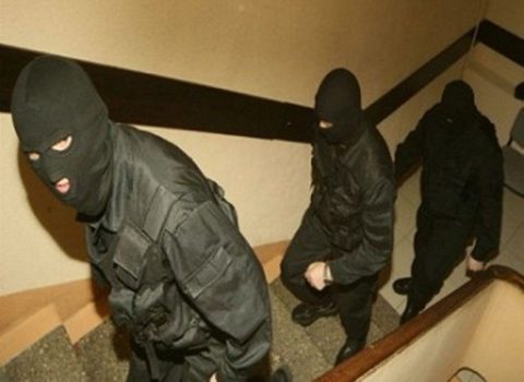 Bakı sakinini döyüb 3800 manatını aldılar