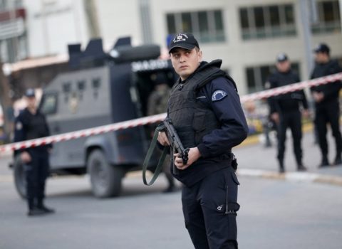 İstanbulda polislərə silahlı hücum oldu – Bir nəfər yaralandı