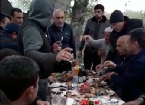Kürün sahilində yeyib-içənlər həbs edildi – FOTO