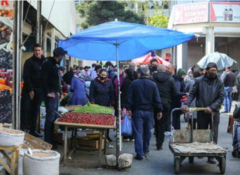 Nərd oynayan, ailəliklə bazara çıxan, dilənən… : Karantində “Vasmoy” bazarı – FOTOLAR
