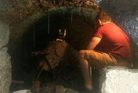 Karantindən bezdi, evinin altında 120 illik tunel tapdı – FOTOLAR