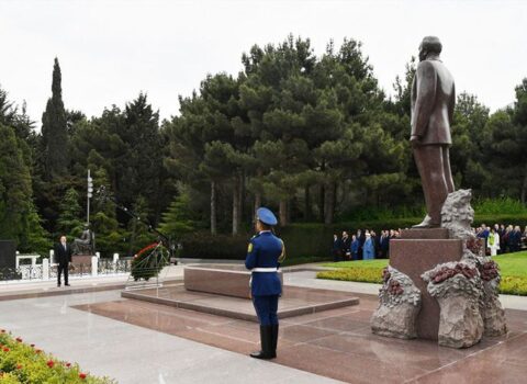 Prezident və xanımı Heydər Əliyevin məzarını ziyarət etdi
