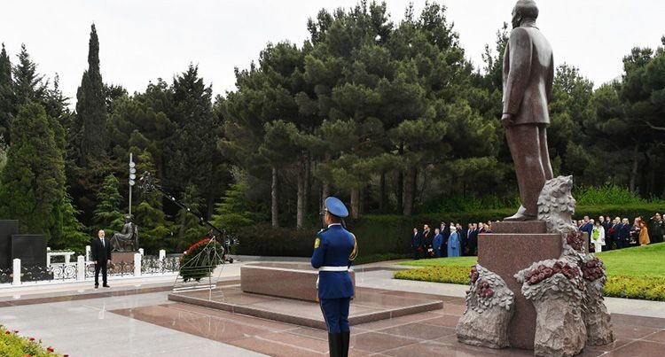 Prezident və xanımı Heydər Əliyevin məzarını ziyarət etdi Prezident və xanımı Heydər Əliyevin məzarını ziyarət etdi
