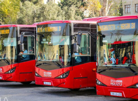 Görmə məhdudiyyətli insanlar üçün avtobuslarda dayanacaq adlarının səsləndirilməsinə başlandı – VİDEO