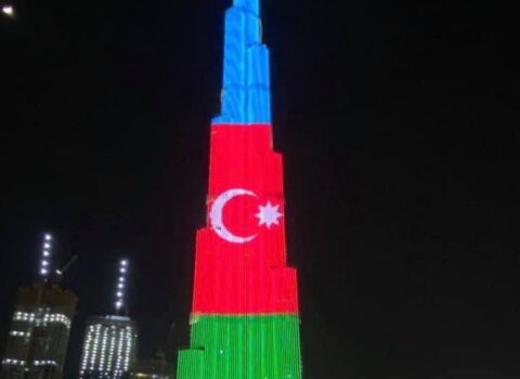 Dünyanın ən hündür tikilisi Azərbaycan bayrağına büründü -FOTO