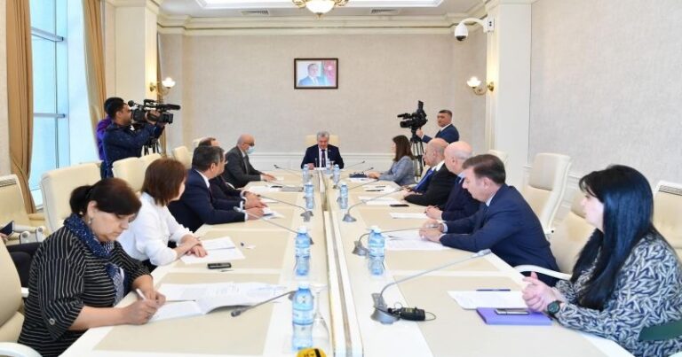 Deputatlar karantin qaydalarını pozdular – FOTO Deputatlar karantin qaydalarını pozdular – FOTO