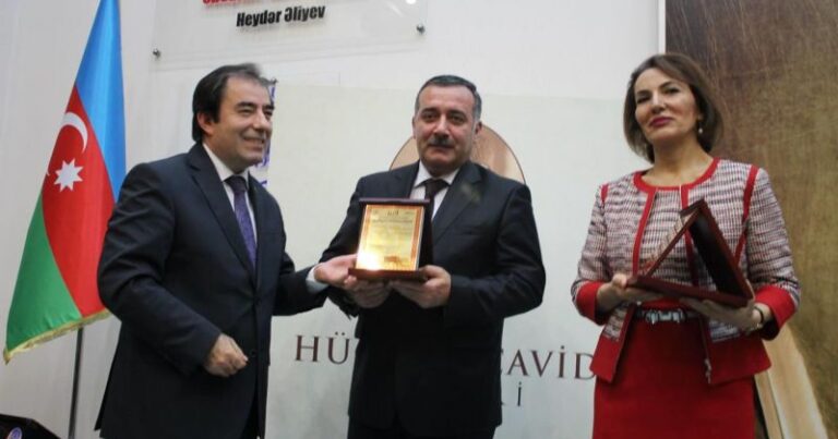 Əli Həsənovun xanımının Gülənçilərlə səmimi görüntüləri yayıldı – FOTOLAR Əli Həsənovun xanımının Gülənçilərlə səmimi görüntüləri yayıldı – FOTOLAR
